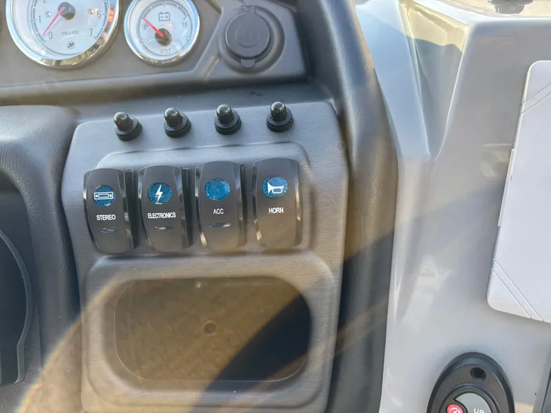 Slide: The Image of Bentley Pontoons 243 Legacy Swingback 2026 - 26