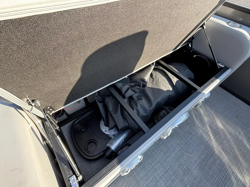 Slide: The Image of Bentley Pontoons 243 Legacy Swingback 2026 - 29