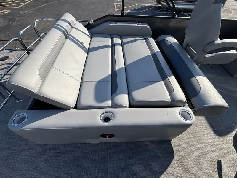 Slide: The Image of Bentley Pontoons 243 Legacy Swingback 2026 - 31