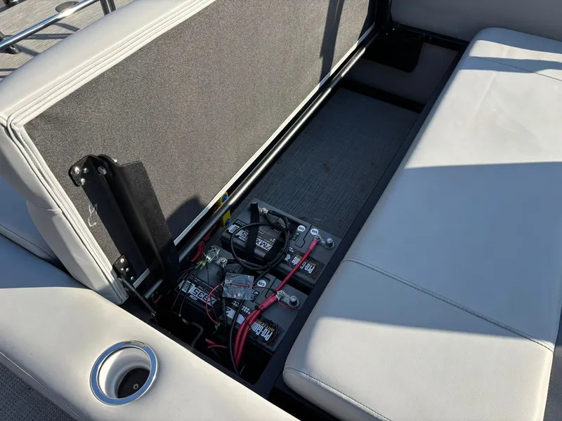 Slide: The Image of Bentley Pontoons 243 Legacy Swingback 2026 - 33