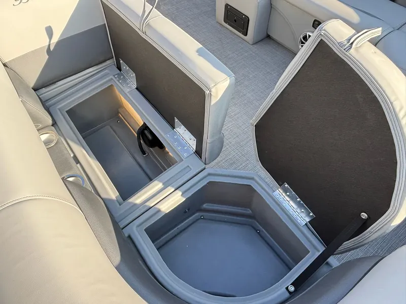 Slide: The Image of Bentley Pontoons 243 Legacy Swingback 2026 - 8