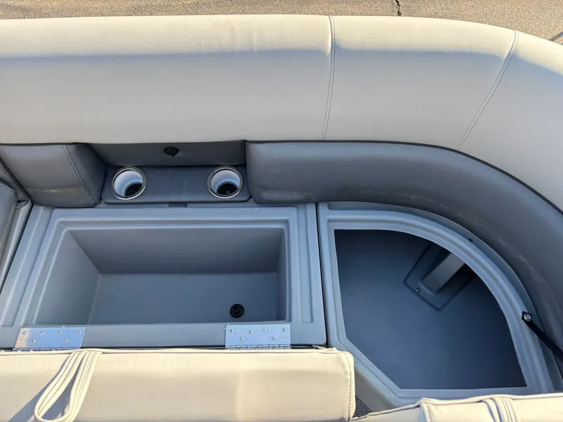 Slide: The Image of Bentley Pontoons 243 Legacy Swingback 2026 - 9