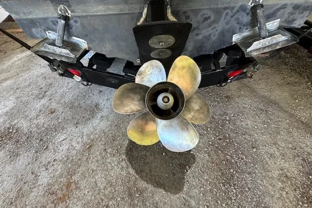 Slide: The Image of Rear view of 2007 Sea Ray 260 Sundancer boat with visible propeller. - 6