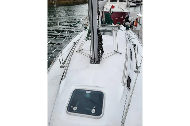 Slide: The Image of 1994 Beneteau Oceanis 300 sailboat deck view, featuring sleek design and rigging details. - 11