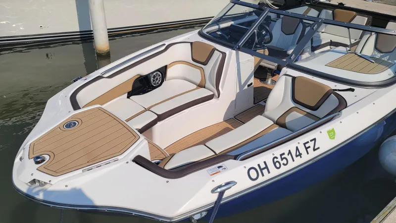 Slide: The Image of 2021 Yamaha Boats 252SD with spacious seating, docked at a marina. - 9