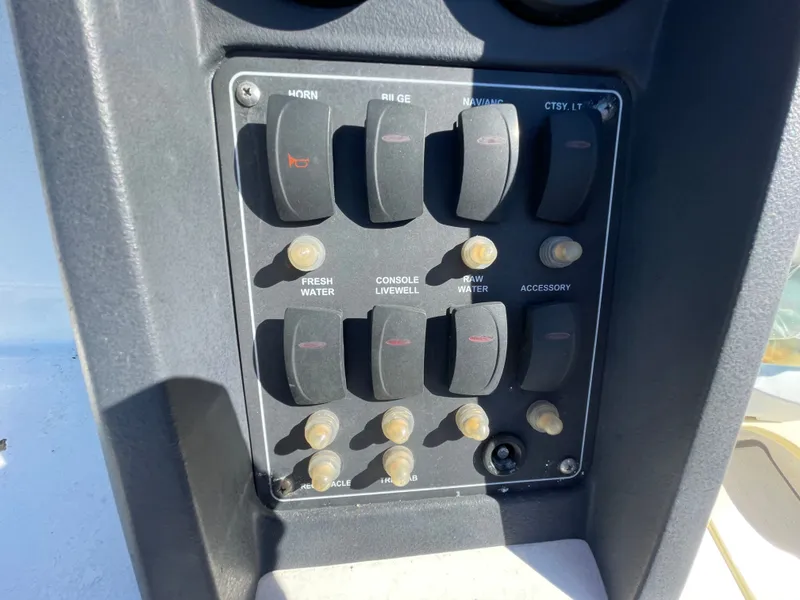 Slide: The Image of Boston Whaler 230 Dantless 2008 - 14