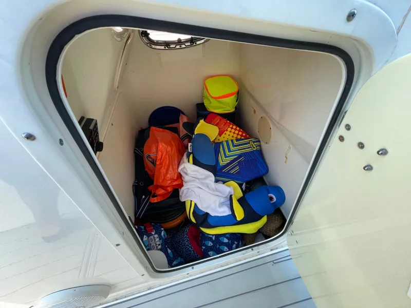 Slide: The Image of Boston Whaler 230 Dantless 2008 - 15