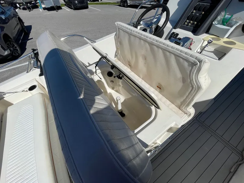Slide: The Image of Boston Whaler 230 Dantless 2008 - 22