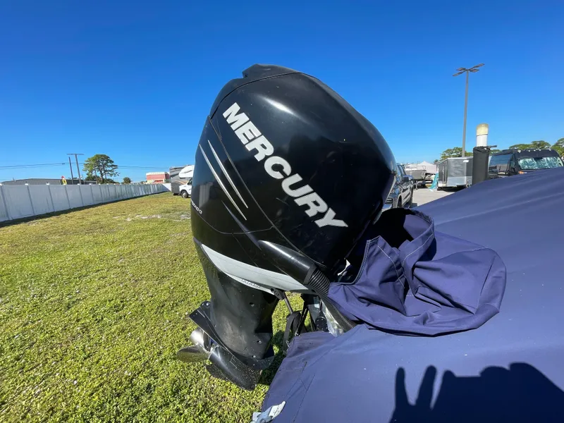 Slide: The Image of Boston Whaler 230 Dantless 2008 - 26