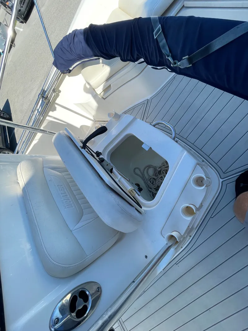 Slide: The Image of Boston Whaler 230 Dantless 2008 - 6
