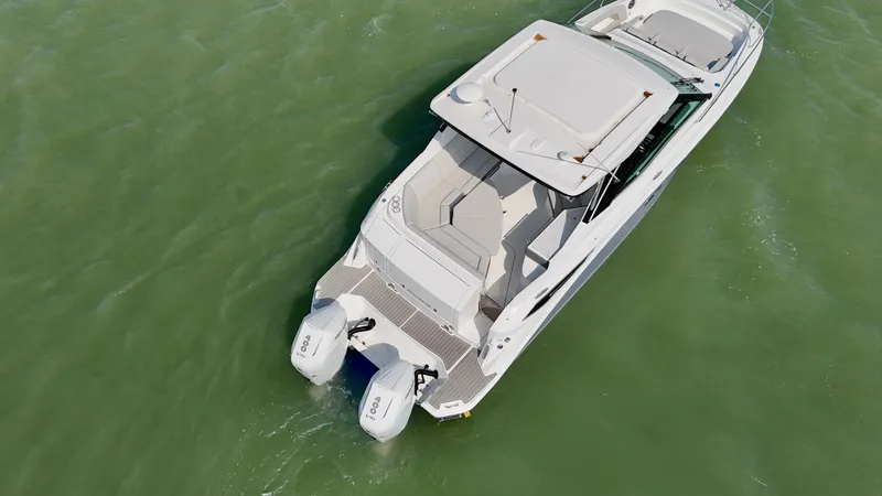 Slide: The Image of Sea Ray Sundancer 320 Outboard 2026 - 18