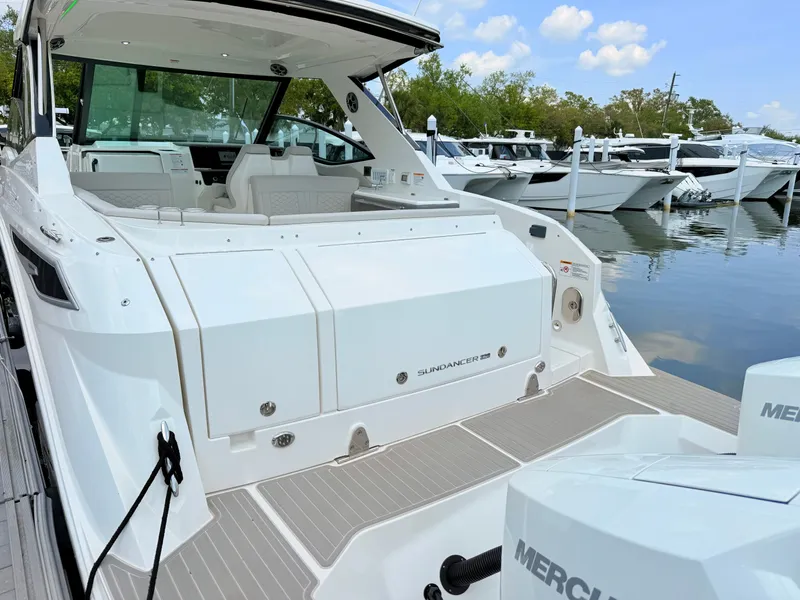 Slide: The Image of Sea Ray Sundancer 320 Outboard 2026 - 22