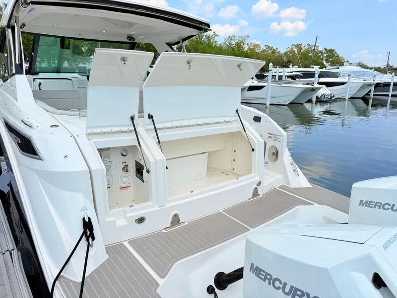 Slide: The Image of Sea Ray Sundancer 320 Outboard 2026 - 23