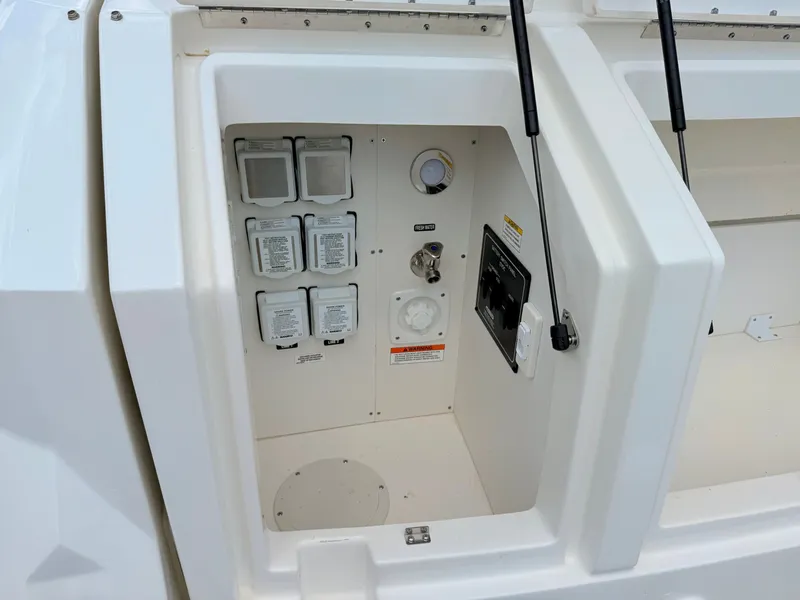 Slide: The Image of Sea Ray Sundancer 320 Outboard 2026 - 24