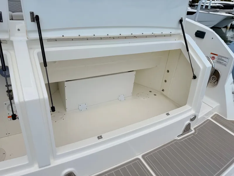 Slide: The Image of Sea Ray Sundancer 320 Outboard 2026 - 25