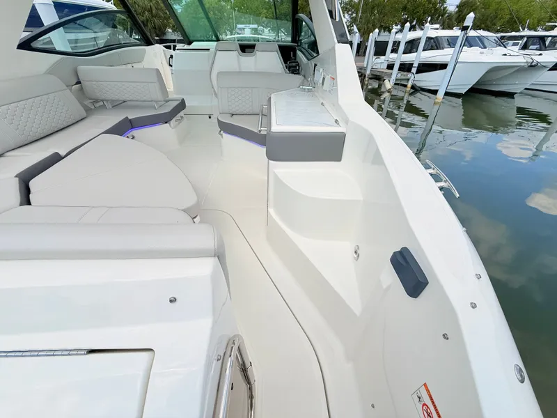 Slide: The Image of Sea Ray Sundancer 320 Outboard 2026 - 27