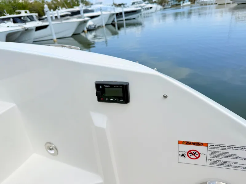 Slide: The Image of Sea Ray Sundancer 320 Outboard 2026 - 28