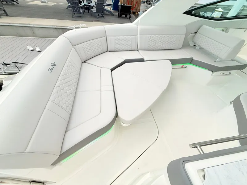 Slide: The Image of Sea Ray Sundancer 320 Outboard 2026 - 31