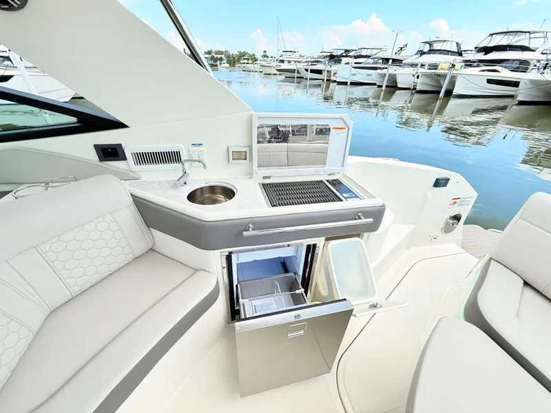 Slide: The Image of Sea Ray Sundancer 320 Outboard 2026 - 33