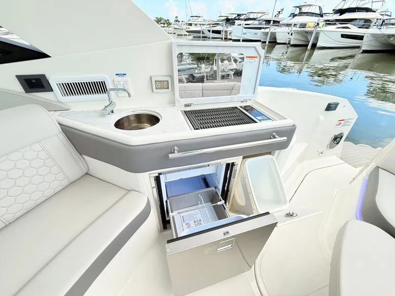 Slide: The Image of Sea Ray Sundancer 320 Outboard 2026 - 34