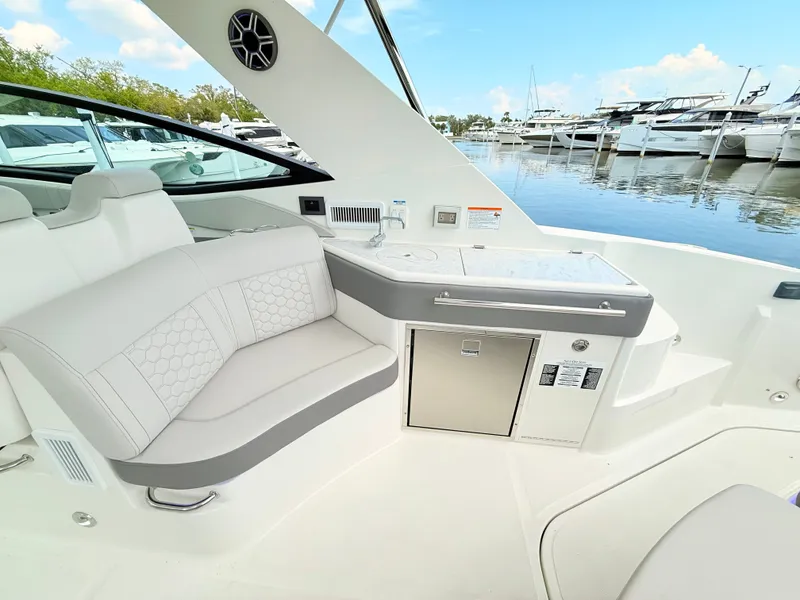 Slide: The Image of Sea Ray Sundancer 320 Outboard 2026 - 36