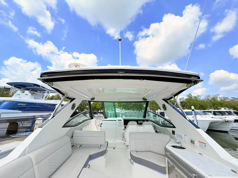 Slide: The Image of Sea Ray Sundancer 320 Outboard 2026 - 37