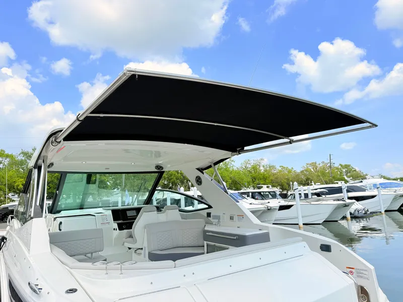 Slide: The Image of Sea Ray Sundancer 320 Outboard 2026 - 38