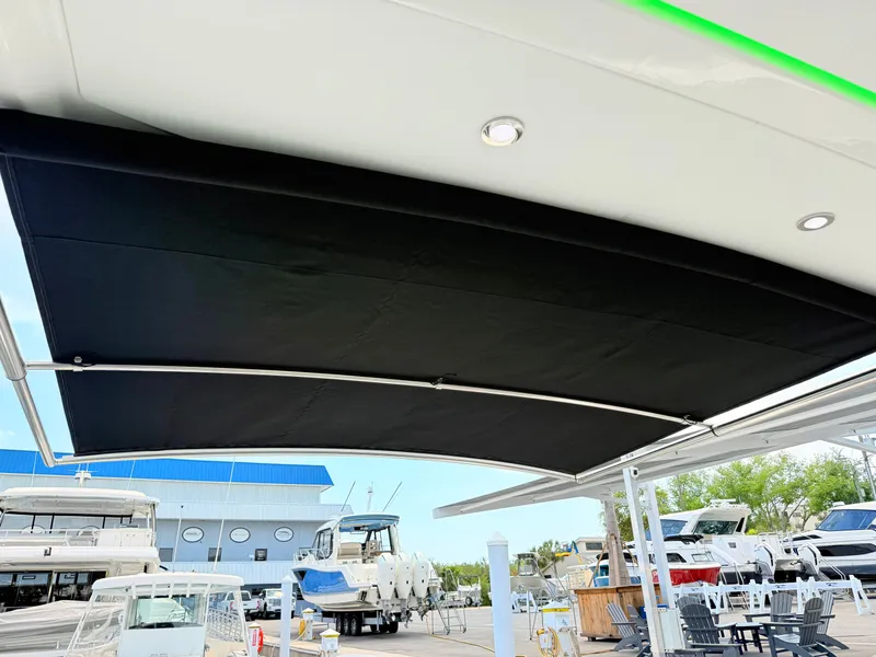 Slide: The Image of Sea Ray Sundancer 320 Outboard 2026 - 39