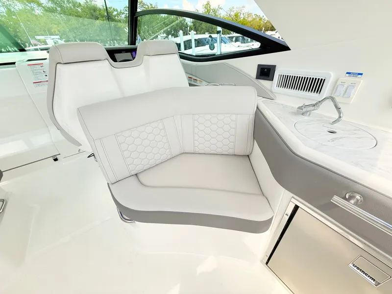 Slide: The Image of Sea Ray Sundancer 320 Outboard 2026 - 40