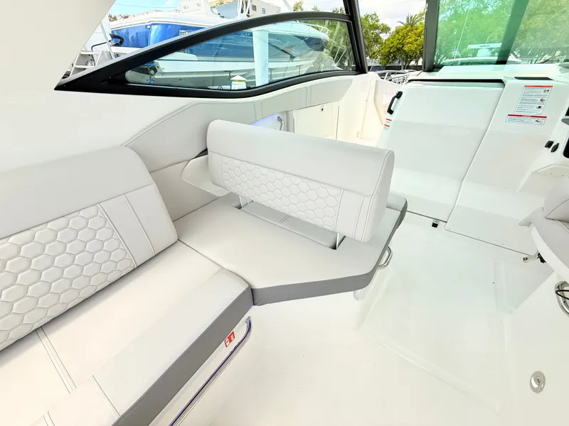 Slide: The Image of Sea Ray Sundancer 320 Outboard 2026 - 41