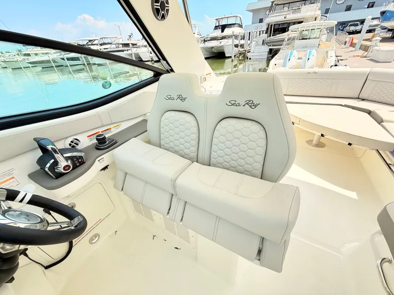 Slide: The Image of Sea Ray Sundancer 320 Outboard 2026 - 44