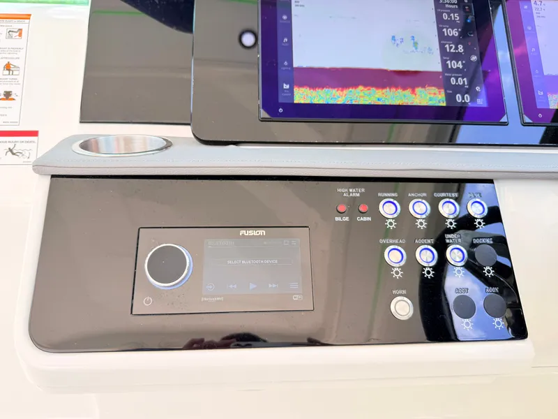 Slide: The Image of Sea Ray Sundancer 320 Outboard 2026 - 46