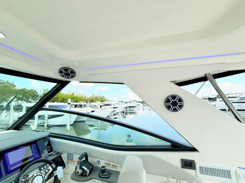 Slide: The Image of Sea Ray Sundancer 320 Outboard 2026 - 51