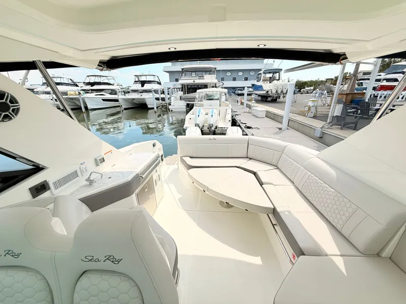 Slide: The Image of Sea Ray Sundancer 320 Outboard 2026 - 53