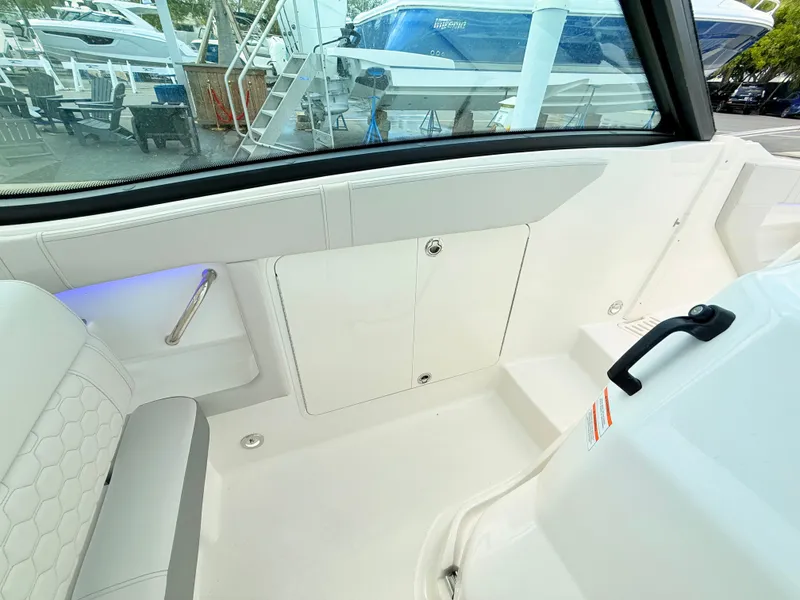 Slide: The Image of Sea Ray Sundancer 320 Outboard 2026 - 56