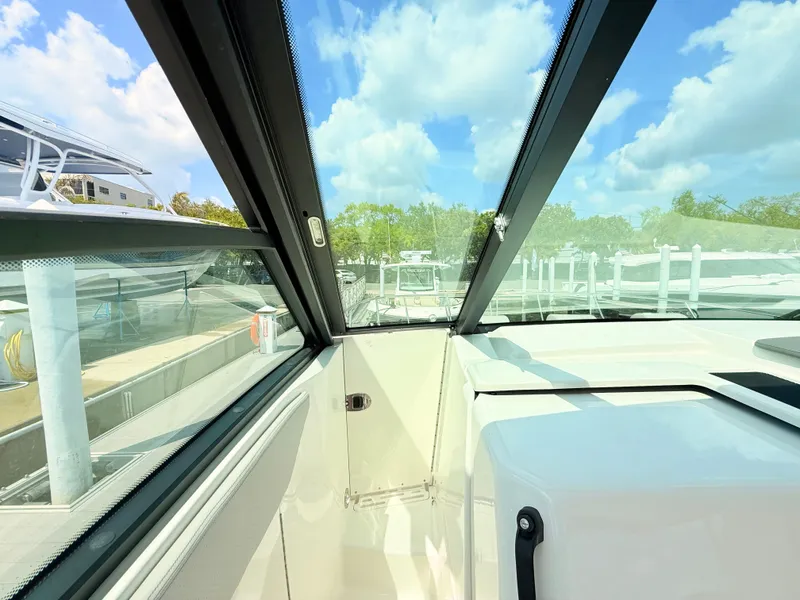 Slide: The Image of Sea Ray Sundancer 320 Outboard 2026 - 58