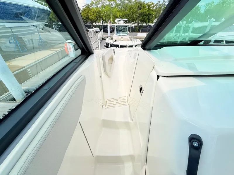 Slide: The Image of Sea Ray Sundancer 320 Outboard 2026 - 59