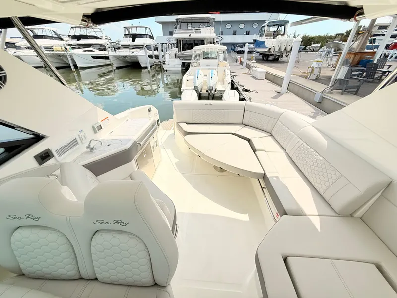 Slide: The Image of Sea Ray Sundancer 320 Outboard 2026 - 60