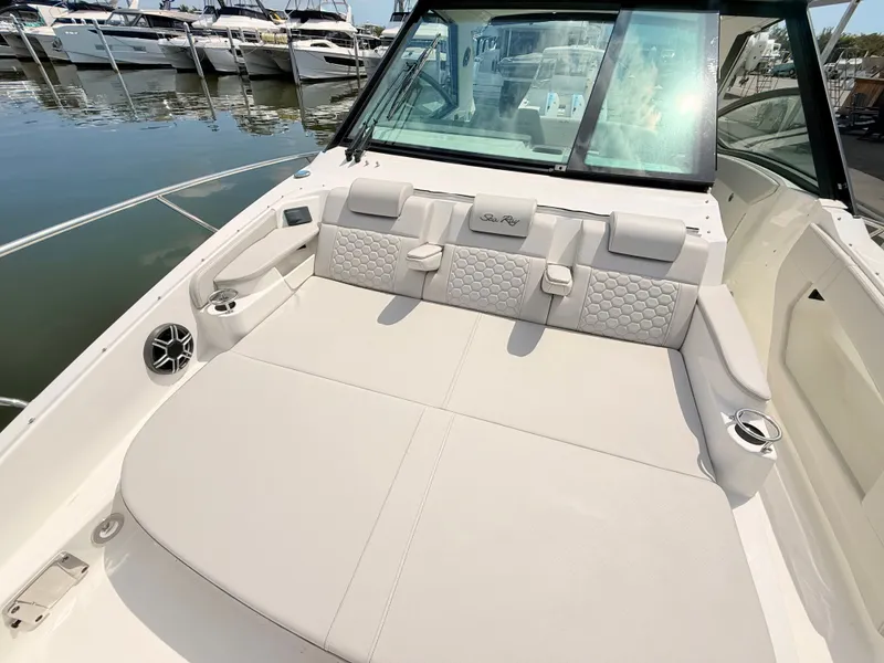 Slide: The Image of Sea Ray Sundancer 320 Outboard 2026 - 61