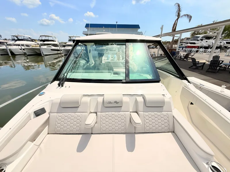 Slide: The Image of Sea Ray Sundancer 320 Outboard 2026 - 62