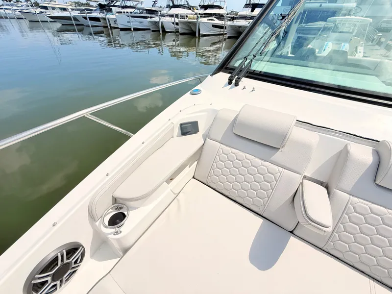 Slide: The Image of Sea Ray Sundancer 320 Outboard 2026 - 63