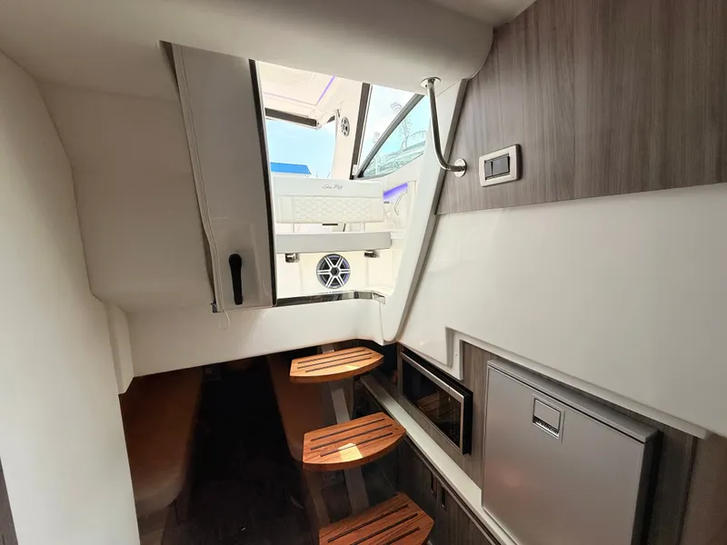 Slide: The Image of Sea Ray Sundancer 320 Outboard 2026 - 81
