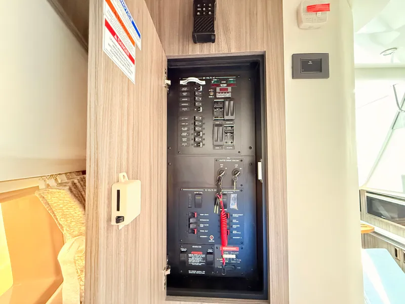 Slide: The Image of Sea Ray Sundancer 320 Outboard 2026 - 82