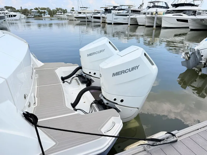 Slide: The Image of Sea Ray Sundancer 320 Outboard 2026 - 84