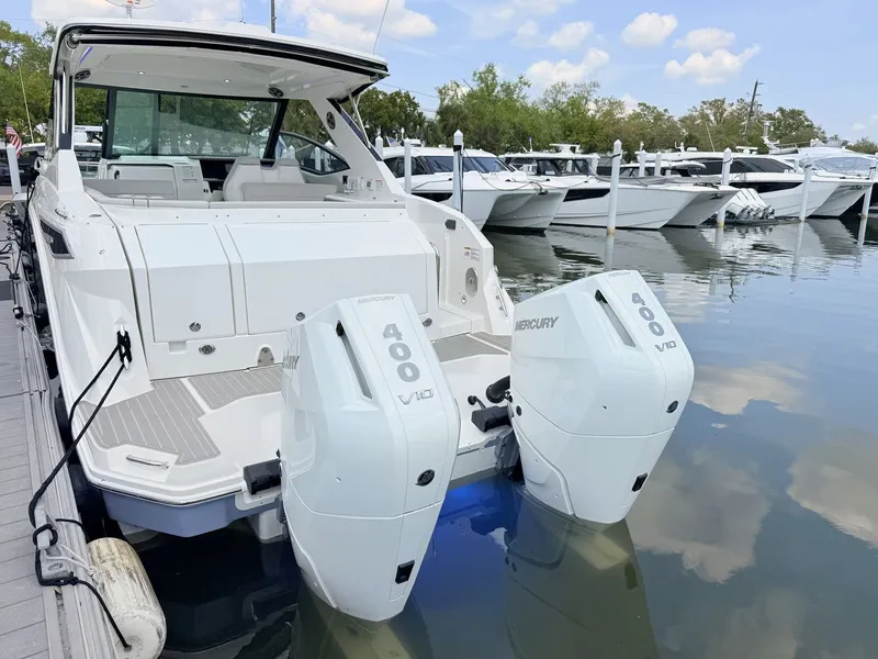 Slide: The Image of Sea Ray Sundancer 320 Outboard 2026 - 85