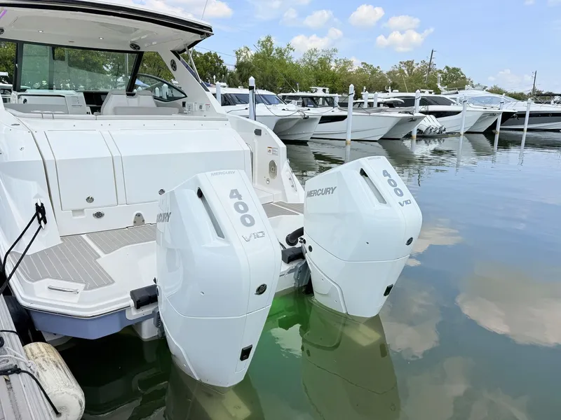 Slide: The Image of Sea Ray Sundancer 320 Outboard 2026 - 86