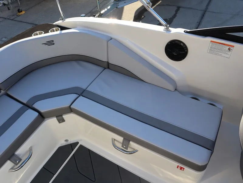 Slide: The Image of Bayliner V20 2026 - 12