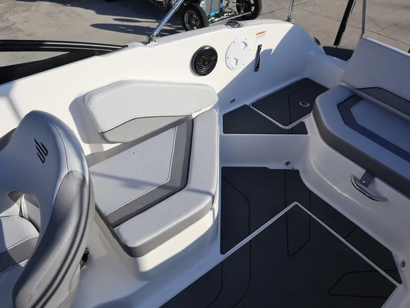 Slide: The Image of Bayliner V20 2026 - 15