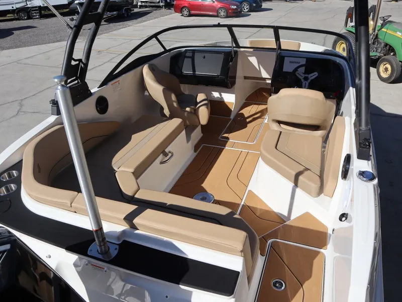 Slide: The Image of Bayliner V20 2026 - 10