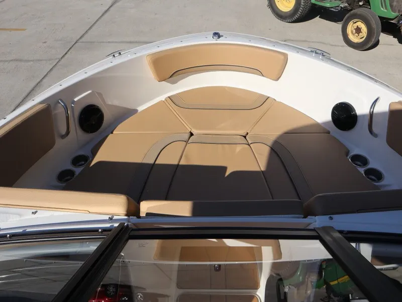 Slide: The Image of Bayliner V20 2026 - 17